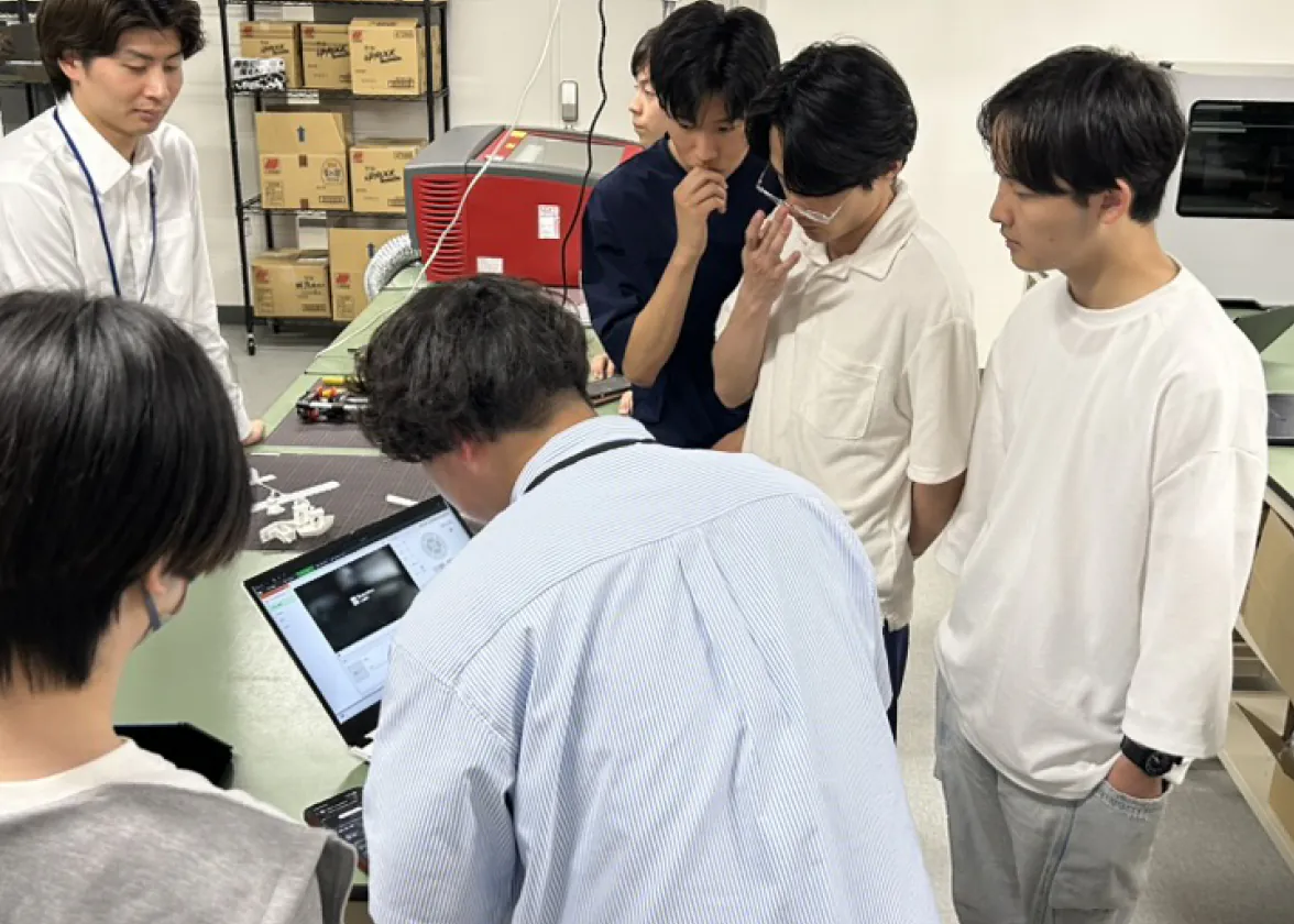 TeSH Spark Garageで学生たちが機材を囲んで作業している様子